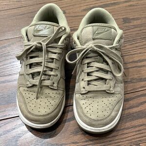 Nike women’s dunks green leather and suede  Sneakers